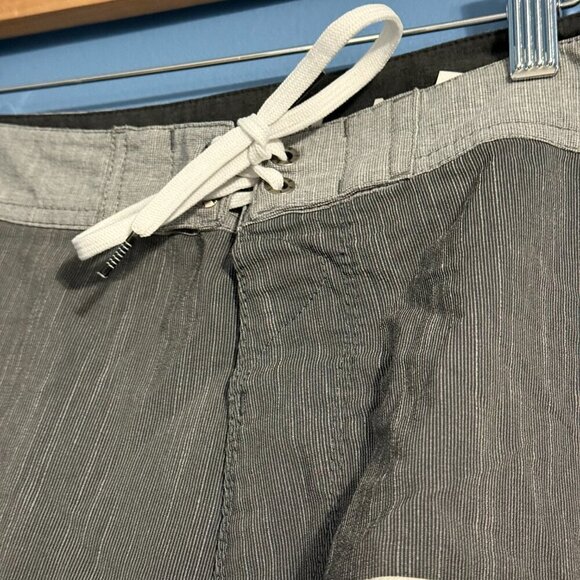 VISSLA Board Shorts Swim Trunks Stripe Unlined Drawstring Logo Gray White Men 38 - Picture 3 of 7